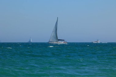 Mavi Deniz, açık gökyüzü ve ortada bir yelkenli yat. Akdeniz, İspanya