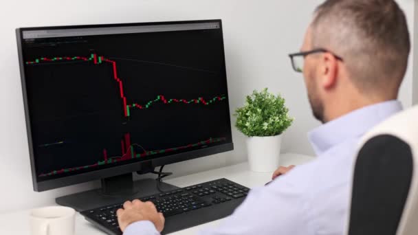 Nahaufnahme Des Händlers Der Investmentanalysen Auf Dem Monitorbildschirm Überwacht — Stockvideo
