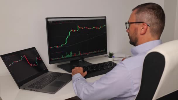 Close View Trader Who Monitoring Invest Analytics Monitor Screen Laptop — Stock Video