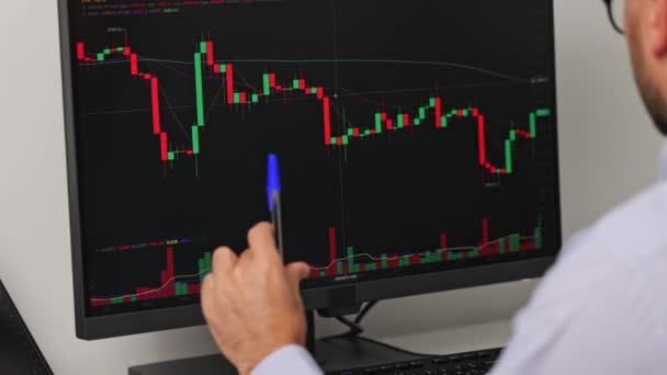 Ekranda Yatırım Analizlerini Izleyen Tüccarın Yakın Plan Görüntüsü Bir Kalemle — Stok video
