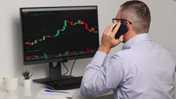 Close View Trader Who Monitoring Invest Analytics Monitor Screen Talking — Stock Video