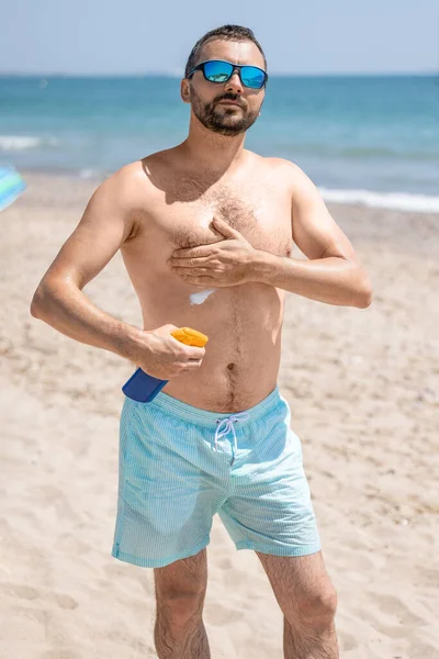 Young White Man Sunglasses Beard Applying Sunscreen Beach Mediterranean Sea — Stock Photo, Image