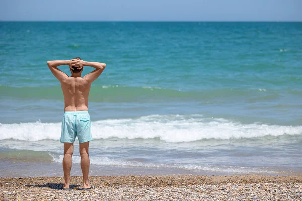 Pohled Zezadu Mladého Bělocha Stojí Středomořské Pláži Dívá Tyrkysové Moře — Stock fotografie