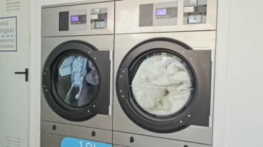 Beyaz çarşaf umumi çamaşırhanede kuruma aşamasında.