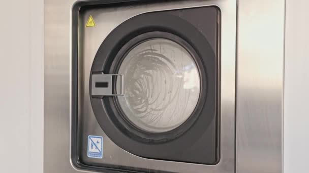 白いベッドリネンは 公共の洗濯機で洗浄中です — ストック動画