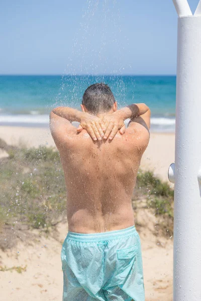 Zadní Pohled Atraktivního Mladého Bělocha Plnovousem Jak Sprchuje Pláži Středozemního — Stock fotografie