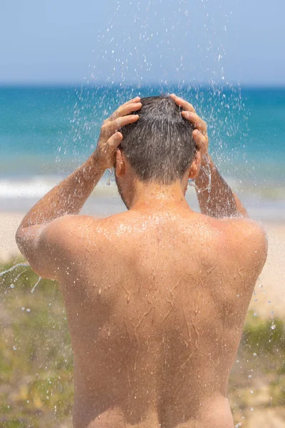 Zadní Pohled Pohledného Mladého Bělocha Plnovousem Jak Sprchuje Pláži Středozemního — Stock fotografie