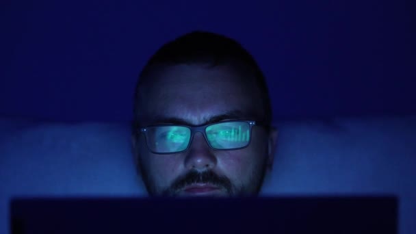Primer Plano Hombre Ojos Gafas Tarde Noche Desplazándose Delante Computadora — Vídeos de Stock