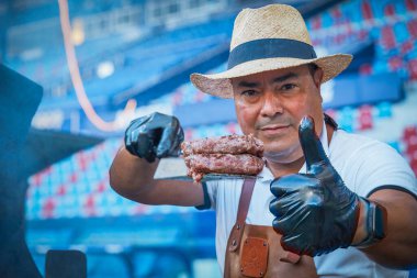 Valencia, İspanya - 7 Temmuz 2023: Şef hamburger şampiyonasında hamburger köftesi hazırlıyor