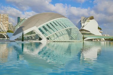 Valencia, İspanya - 26 Temmuz 2023: Güneşli bir günde İnsansız Sanat ve Bilim Şehri