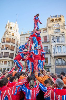 Valencia, İspanya - 8 Temmuz 2023: Moixiganga grubu Valencia 'da sokak festivalinde insan kulesi kuruyor