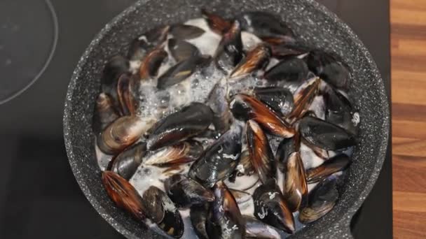 집에서 팬에서 Mussels는 난로에 열립니다 — 비디오