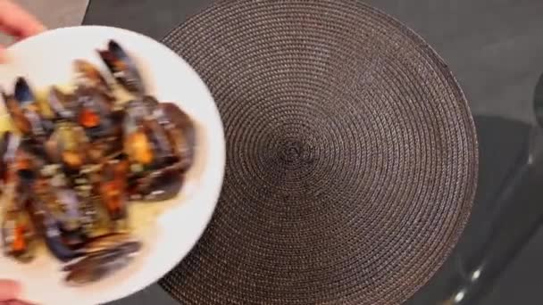 Kagylót Sütni Egy Serpenyőben Otthon Tányér Főtt Kagylóval Asztalon — Stock videók