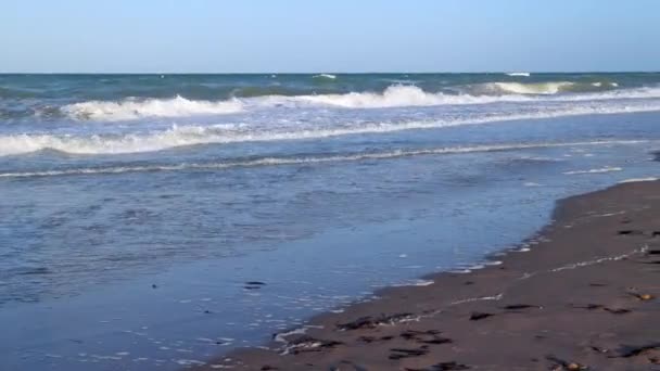 海滩上的海浪 在夕阳西下的光芒中拍摄 — 图库视频影像