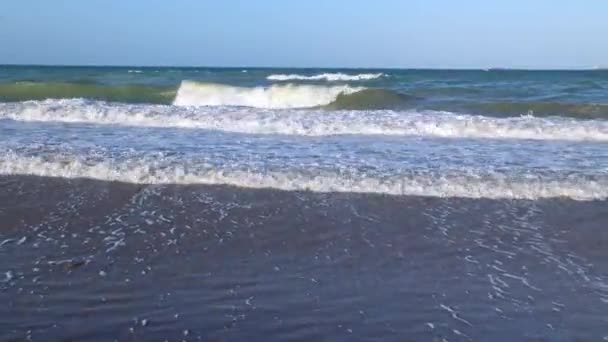 Meereswelle Strand Shooting Den Strahlen Der Untergehenden Sonne — Stockvideo