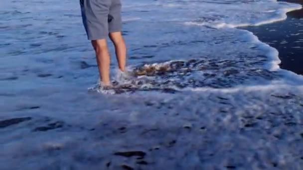 Hombre Caucásico Disfrutando Las Olas Playa Bajo Los Rayos Del — Vídeo de stock