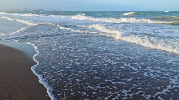 Meereswelle Strand Shooting Den Strahlen Der Untergehenden Sonne — Stockvideo