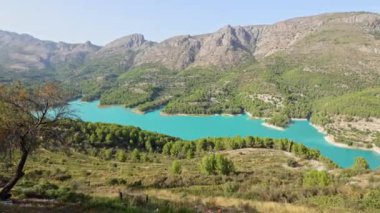 Guadalest rezervuarının en üst manzarası. Güzel manzara. El Castel de Guadalest, Alicante, Valencia, İspanya 'da yeşil-mavi su..