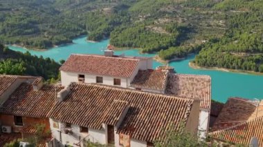 İspanya 'nın Alicante kentindeki Guadalest şatosunun evlerinin panoramik manzarası, su deposu ve çatıları