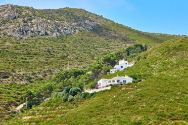 Dağ yamacında iki beyaz ev. Alicante, İspanya.