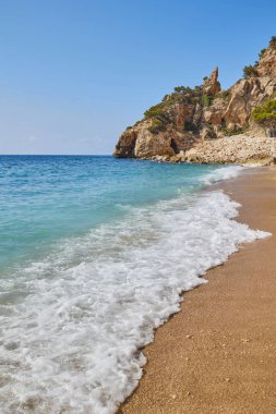 İspanya 'nın başkenti Kosta Blanca' daki Benitatxell 'de kayalıkları, mavi gökyüzünü ve gök mavisi Akdeniz' deki Cala del Moraig plajını olan güzel bir sahil..