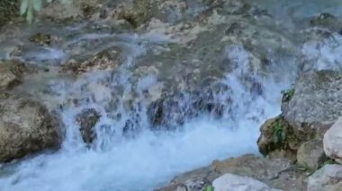 Bir dağ nehrindeki kristal berrak su ve taşlara yaklaş. Les Fonts de l 'Algar, İspanya.