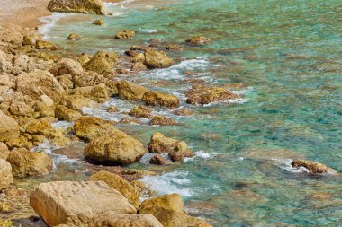İspanya 'nın başkenti Kosta Blanca' daki Benitatxell 'de kayalıkları, mavi gökyüzünü ve gök mavisi Akdeniz' deki Cala del Moraig plajını olan güzel bir sahil..