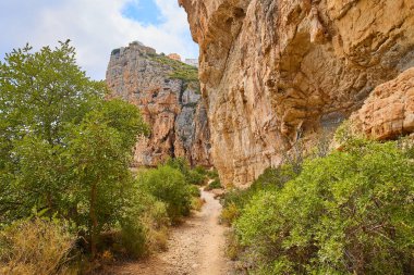 Deniz koyunun önündeki kayanın üstünde evler olan güzel manzarası. Cala del Moraig plajı Benitatxell, Alicante, Costa Blanca, İspanya.