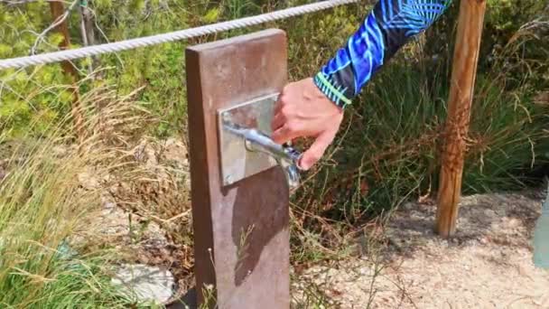 Grifo Con Agua Potable Fresca Zona Turística Pública Primer Plano — Vídeo de stock