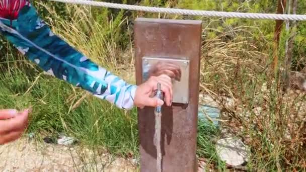 Uma Mulher Lava Rosto Com Água Fresca Uma Fonte Pública — Vídeo de Stock