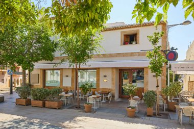 Eski kasabanın sokaklarında insanların olmadığı küçük bir kafede masa ve sandalyeler. Xabea, İspanya.