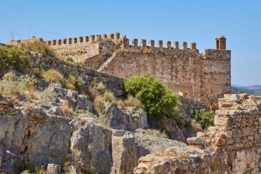 Dağın tepesinde Sagunto Kalesi 'nin antik taş kalesi. İspanya.