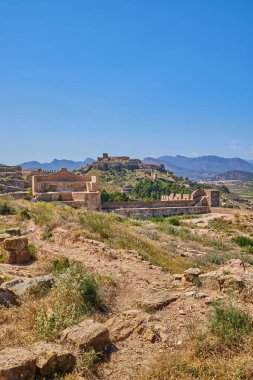 Dağın tepesinde Sagunto Kalesi 'nin antik taş kalesi. İspanya.