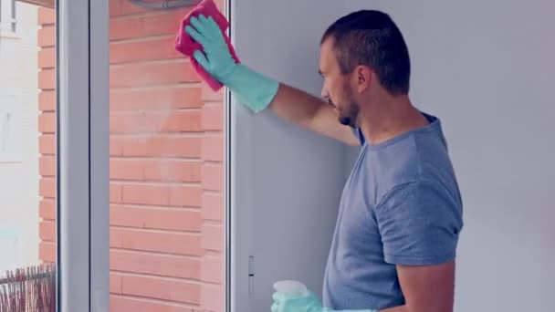 Sprzątanie Domu Kaukaski Mężczyzna Gumowych Rękawiczkach Czyści Szybę Sprayem Czerwoną — Wideo stockowe