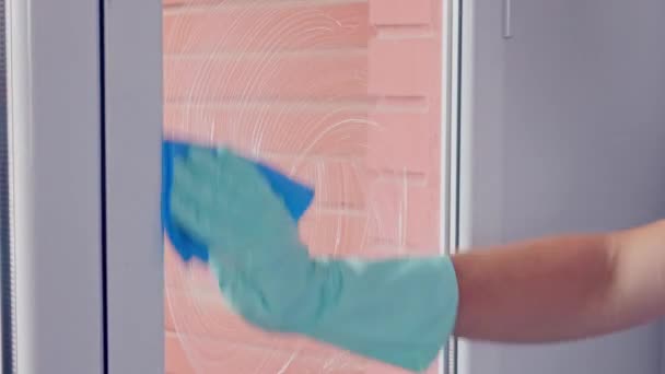 Städning Städning Närbild Man Händer Med Gummihandskar Rengöring Ett Fönster — Stockvideo