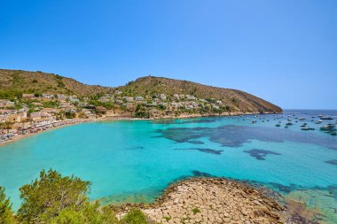 İspanya 'nın Costa Blanca bölgesinde Cala El Portet olarak da bilinen berrak turkuaz suyu bulunan küçük güzel bir körfez manzarası..