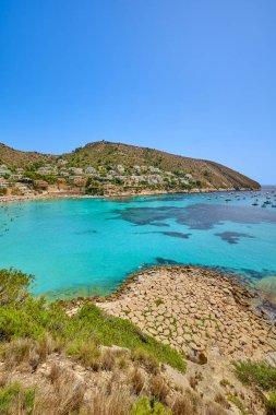 İspanya 'nın Costa Blanca bölgesinde Cala El Portet olarak da bilinen berrak turkuaz suyu bulunan küçük güzel bir körfez manzarası..