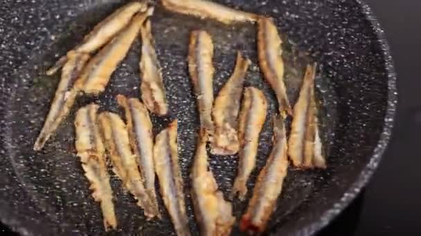Pemandangan Dekat Koki Memasak Ikan Teri Ikan Digoreng Dalam Minyak — Stok Video