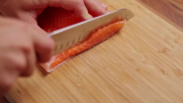 Cocinero Usa Cuchillo Ancho Para Cortar Filete Salmón Rojo Una — Vídeo de stock