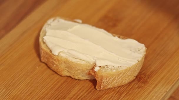 Préparez Délicieux Toasts Avec Saumon Crème Fromage Sur Une Planche — Video