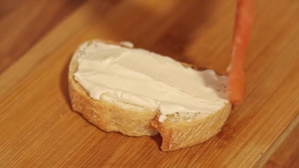 Prepare Deliciosas Tostadas Con Crema Salmón Queso Una Tabla Cortar — Vídeo de stock