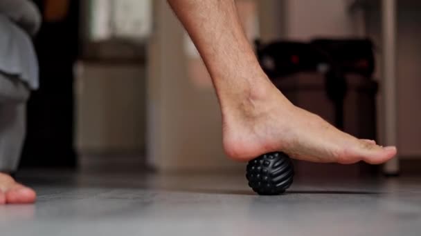 Primer Plano Del Pie Del Hombre Pisa Bola Masaje Para — Vídeo de