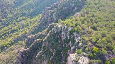 Serra Calderona, Valencia 'daki El Garbi bakış açısı. Gün batımında kayalıklara ve görkemli manzaraya bakan İspanya.