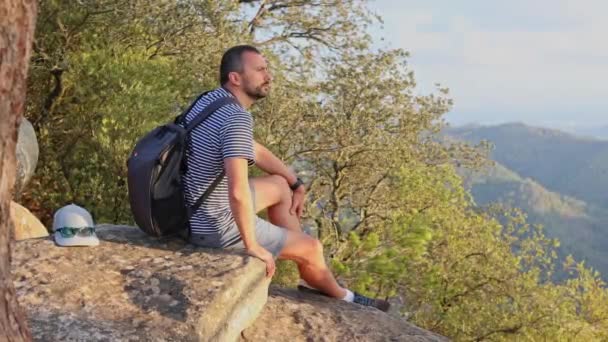 山の上に座っている孤独な男 探検の冒険者 ゼンコンセプト4K Garbi バレンシア スペイン — ストック動画
