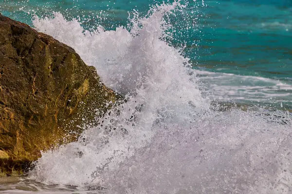 Ondas Olas Que Estrellan Contra Rocas Las Orillas Del Mar —  Fotos de Stock