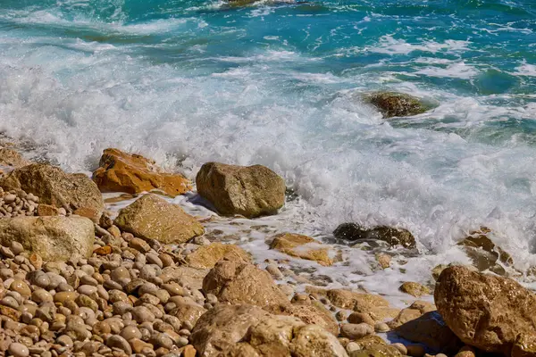 Ondas Olas Que Estrellan Contra Rocas Las Orillas Del Mar —  Fotos de Stock