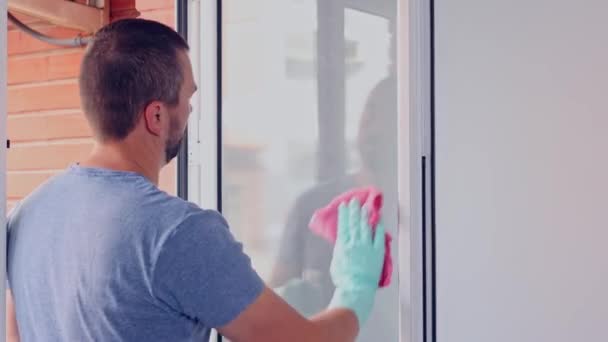 Städning Vit Man Gummihandskar Rengör Fönsterglaset Med Hjälp Spray Och — Stockvideo