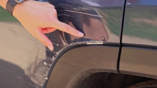 Die Hand Des Mädchens Zeigte Auf Die Kratzer Ihrem Auto — Stockvideo