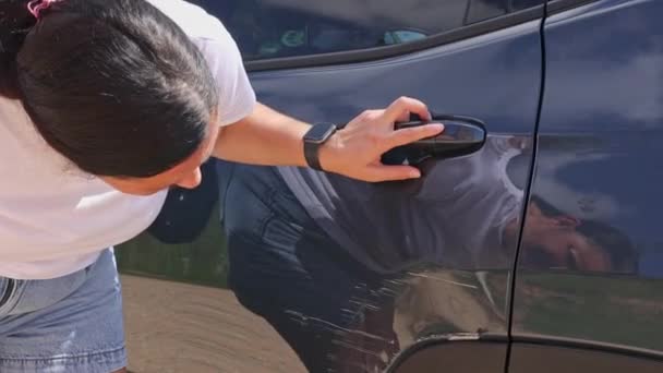 Frustriertes Mädchen Legerer Kleidung Das Sich Kratzer Ihrem Auto Ansieht — Stockvideo