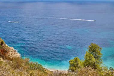 Sıcak bir yaz gününde dağdan deniz koyunun manzarası. Granadella Plajı, Costa Blanca, İspanya.